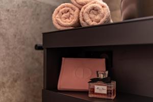 a pile of towels and a pink box on a shelf at De Hooiberg in Ritthem