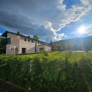 a house in a field with the sun in the sky at Ferienwohnung Blick ins Grüne in Rossleithen
