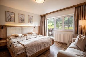 a bedroom with a large bed and a window at Appartement Felsenheim in Westendorf