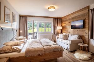 a bedroom with a bed and a couch at Appartement Felsenheim in Westendorf