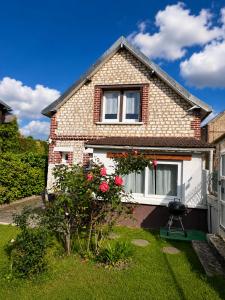 a house with a window and a bush with roses at La Petite Luce in Le Vaudreuil +7 photos