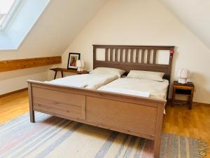 a bedroom with a large bed in a attic at Gemütliche Ferienwohnung zwischen Europa-Park und Schwarzwald in Lahr