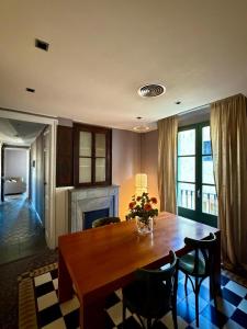 a dining room with a table and chairs and a fireplace at Rambla Riverview in Girona