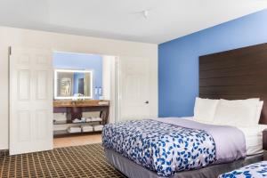 a bedroom with a bed and a blue wall at Hotel Solares in Santa Cruz