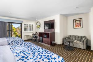 a hotel room with a bed and a couch at Hotel Solares in Santa Cruz