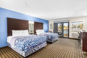 two beds in a hotel room with blue walls at Hotel Solares in Santa Cruz