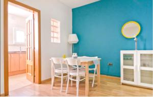 comedor con mesa y pared azul en Sea Apartament, en Sant Adrià de Besòs
