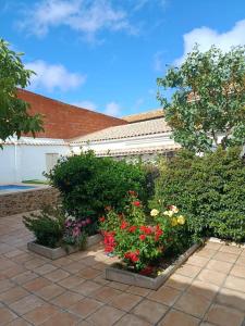a garden with flowers and bushes in front of a building at Casa Rural Eufemia in Arenales de San Gregorio