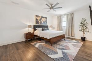 a bedroom with a bed and a ceiling fan at Penthouse Luxe Views No 604 in Dallas