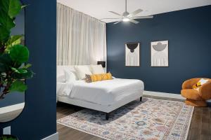 a bedroom with a bed and a ceiling fan at Penthouse Dallas no 603 in Dallas