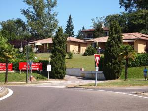 a street sign in front of a house at Palmiers 1 in Barbotan-les-Thermes
