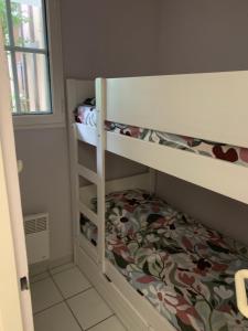 a bedroom with two bunk beds in a room at L escale Oceane in Moliets-et-Maa