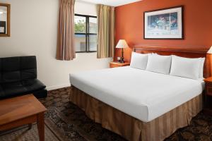 a hotel room with a large bed and a couch at Granada Hotel Santa Clara in Santa Clara