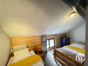 a bedroom with two beds and a window at Gîte de séjour La Dressère in Formiguères