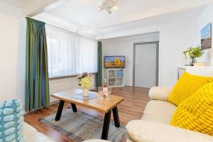 a living room with a couch and a table at Alte Dorfstraße 29 REETungsboot in Behrensdorf
