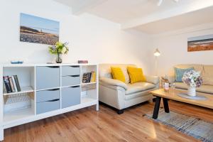 a living room with a couch and a table at Alte Dorfstraße 29 REETungsboot in Behrensdorf
