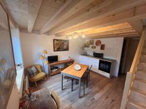 a kitchen and dining room with a wooden ceiling at Gîtes du Fort in Collonges