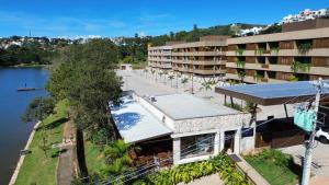 an aerial view of a hotel with a river and a building at Píer 135 Escarpas in Capitólio