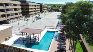 an overhead view of a swimming pool at a hotel at Píer 135 Escarpas in Capitólio