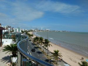 vistas a una playa con palmeras y al océano en Manaíra Palace 419, en João Pessoa