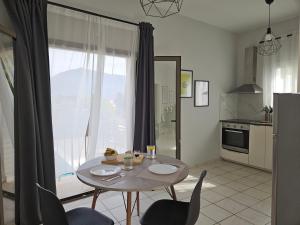 eine Küche mit Tisch und Stühlen in einer Küche in der Unterkunft Casa Sofia in Dassia