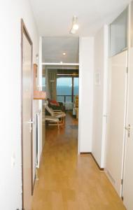 ブランケンベルヘにあるIsola Bella Blankenbergeのリビングルームを望む廊下