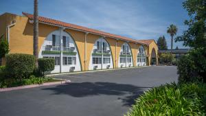 a parking lot in front of a building at Granada Hotel Santa Clara in Santa Clara