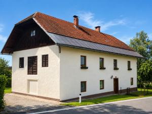 a white house with a red roof at Ferienhaus Jenig in Jenig