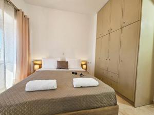 a bedroom with a large bed with two towels at Casa Nevina in Marathokampos