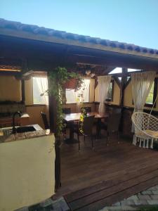 a patio with a table and chairs on a wooden deck at Studio Lanisa in Kanal