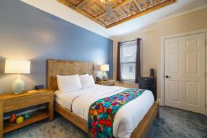 a bedroom with a large bed and a window at La Posada in Milford