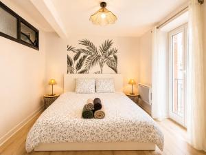 a bedroom with a bed with two towels on it at " Loutrein Lodge " Centre ville - Entrée autonome - Wifi in Saint-Girons