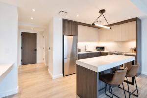 a kitchen with a white counter and a kitchen island at Luxury Seaport Stay Rooftop & Pool in Boston