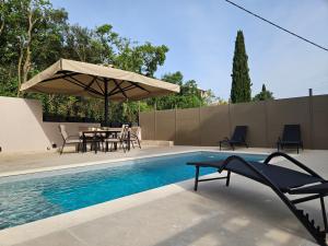 eine Terrasse mit Tisch und Sonnenschirm und ein Pool in der Unterkunft Casa Sofia in Dassia + 43 Fotos