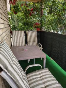 a table and chairs on the back of a patio at PANDORA BULEVAR Cacak in Čačak