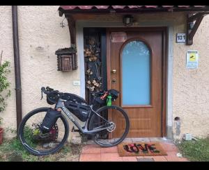 a bike parked in front of a house at La Tavernetta in Ponte della Venturina