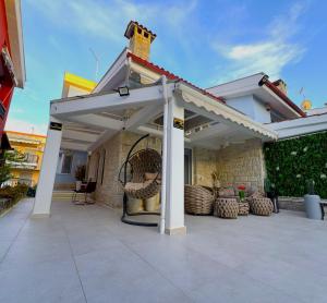 a white pergola on a patio at villa MEDITERAN in Pefkochori