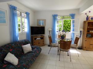 A seating area at Les Hauts de Terrasson