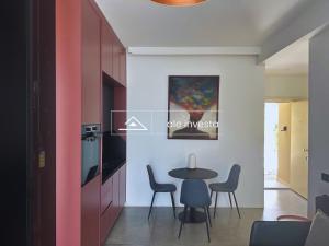 a dining room with a table and chairs at Green Coast 244d - by Ale Investa in Palasë
