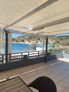 a balcony with a view of the beach and the ocean at Porto Mesta in Mestá