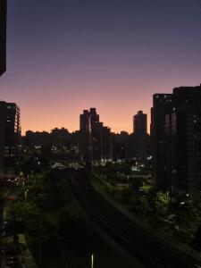 a view of a city at sunset with buildings at Loft Quero-Quero in Águas Claras