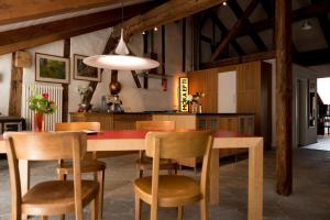 - une cuisine avec une table à manger et des chaises dans l'établissement Ferienwohnung Schwert, à Thun