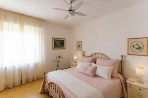 a bedroom with a bed and a ceiling fan at CASA CARLINA Pet Friendly in Salò