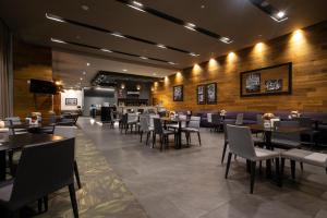 a dining room with tables and chairs in a restaurant at Hampton Inn by Hilton Leon in León