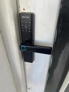 a remote control on a door of a room at Almaalquiler in Carmen de Patagones