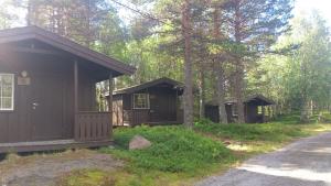 a couple of small buildings in the woods at Sæteråsen Hytter & Camping Trysil in Trysil