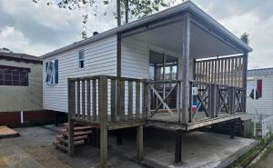 a tiny house on a stand in a yard at Camping Arenas in Bareyo