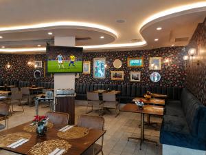 a restaurant with tables and a tv in the middle at Hotel Century Reforma in Mexico City