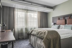 ein Hotelzimmer mit einem großen Bett und einem Fenster in der Unterkunft Quality Hotel Luleå in Luleå + 35 Fotos