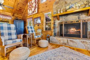 a living room with a fireplace in a log cabin at Peaks & Pines in Morganton